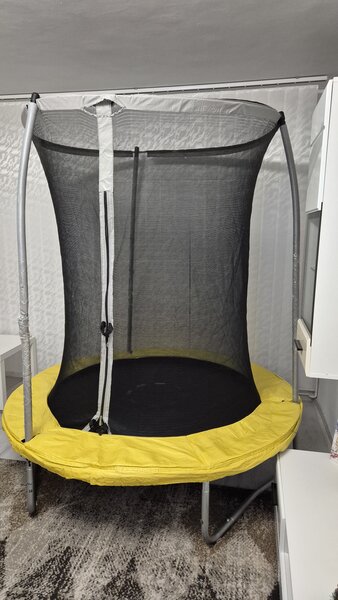 Trambulina cu plasa de protectie