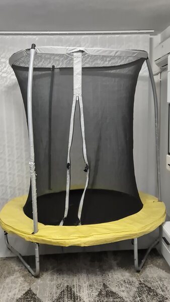Trambulina cu plasa de protectie
